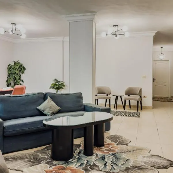 Distinct & Decent 2 BDR Apt Steps From Nightlife and Airport、カイロのホテル
