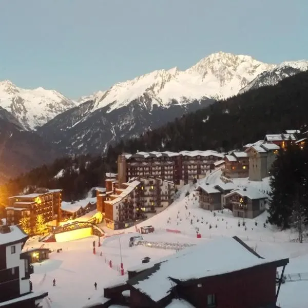 Superbe appartement en résidence skis aux pieds, khách sạn ở Courchevel