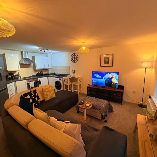 2 bedroom 2 bathroom ground floor apartment in central location, hotel v destinaci Warrington
