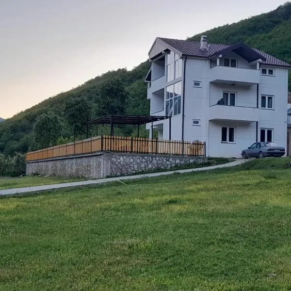 Guest House Artjoni Fierze, hotel v destinaci Breglum