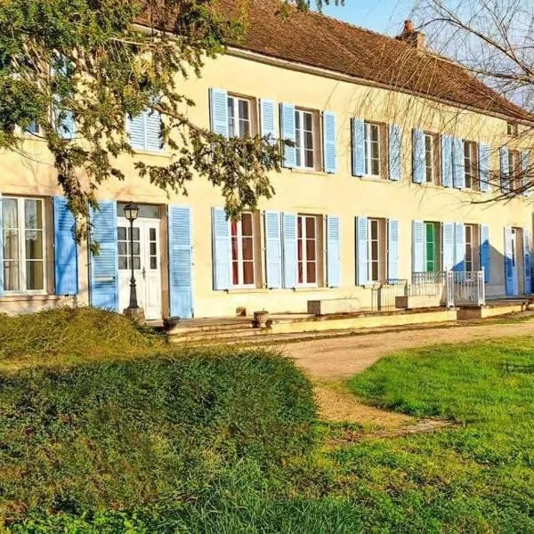 Maison romantique du XIXe siècle indépendante avec son jardin et sa piscine privés, hotel v destinácii Ravières