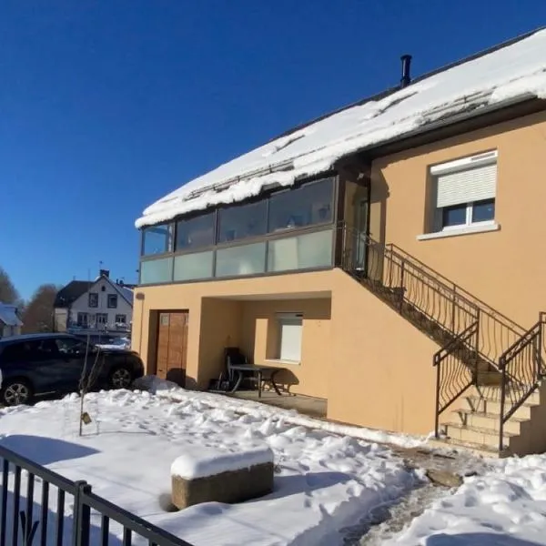 Appartement au bord du lac avec terrasse, hotel v destinácii La Tour-dʼAuvergne