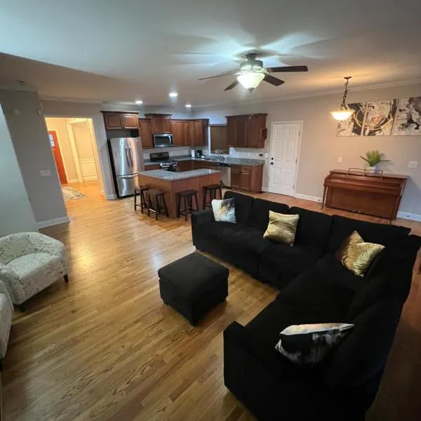 Spacious Gorgeous 3bd home with large deck Close to EVERYTHING, hotel in Atlanta