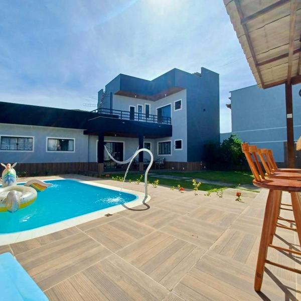 Casa 2 suítes e piscina em Rio das Ostras há poucos passos do Mar!