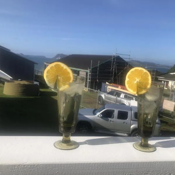 Iconic 70's Kiwi Bach, hotel in Whitianga