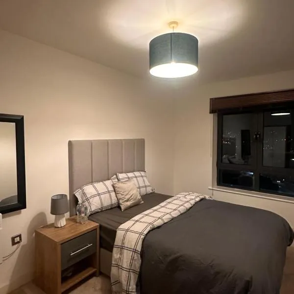 Private Bedroom with Shared Living space and Bath in a two bedroom apartment, hotel v destinaci Leeds