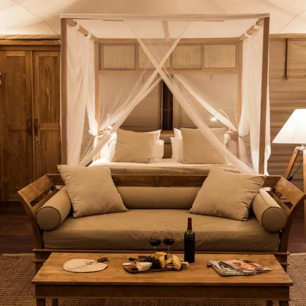 Luxury Riverside Glamping Tents - Adults Only Retreat, hotel en Capertee