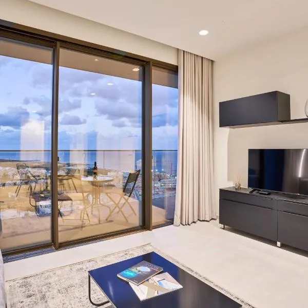 Sky High Luxury Apartment in Mercury Towers with Infinite Seaviews, hotel v destinaci St Julian's