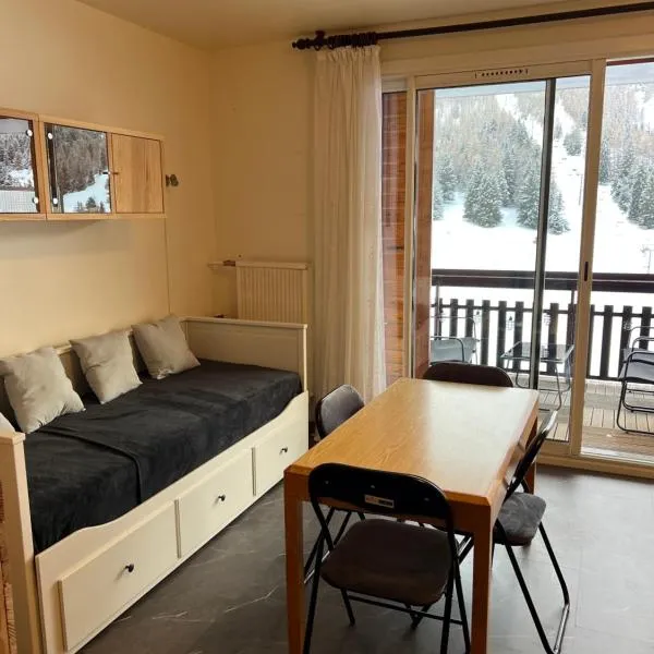 Studio aux pieds des pistes et des commerces, hotel v destinácii Le Dévoluy