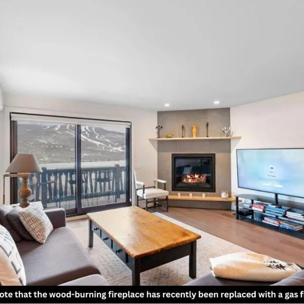 Spacious Condo with Lake and Mountain View, hotel v destinaci Mont-Tremblant