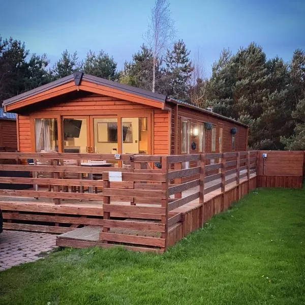 Hazel Oaks, Beautiful Lodge with Hot Tub - Sleeps 6 - Felmoor Park, hotel in Morpeth