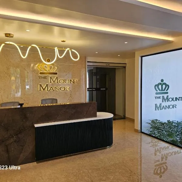 Mount Manor, hotel Csennaiban
