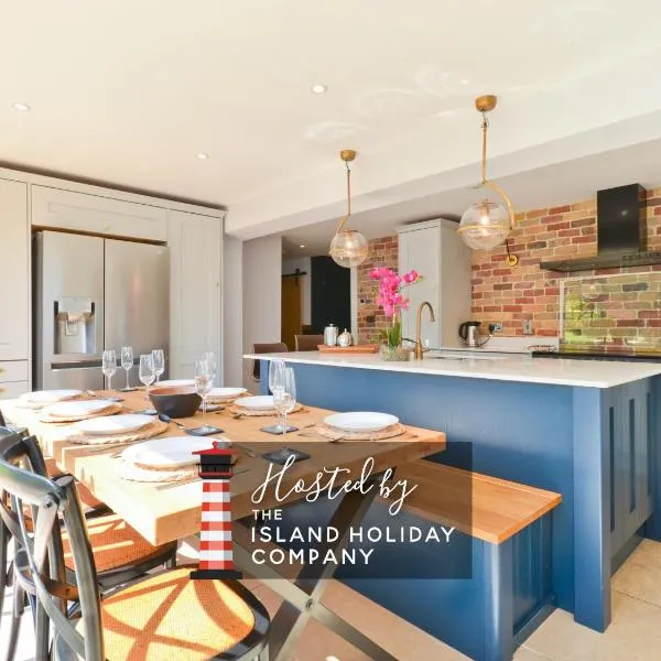 Adgestone Villa - A Luxurious Countryside Escape with Heated Pool, Near Sandown Beach, Dog Friendly in Rural Sandown - Perfect Getaway for Family & Friends, hotel v destinaci Sandown