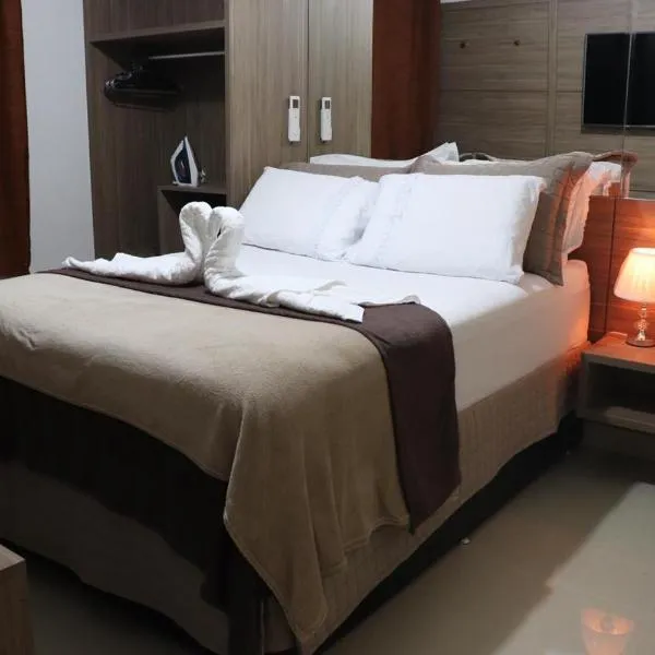 CONFORTO IMBATIVEL - 25 metros do MAR - 2 Quartos com AR CONDICIONADOS SPLIT, Air Fryer, WI-FI, Disney Plus, Star Plus, HBO Max, Guarda Sol, Cadeiras de Praia e Caixa Térmica - 8 pessoas com Muito Conforto - Melhor Localização!, hotel in Guarapari