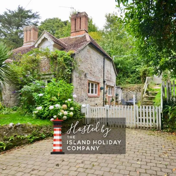 1 Apse Castle Cottage - Chocolate Box Cottage, Pet-Friendly 16th Century Cottage, surrounded by Ancient Woodland in Shanklin, hotel v destinaci Shanklin