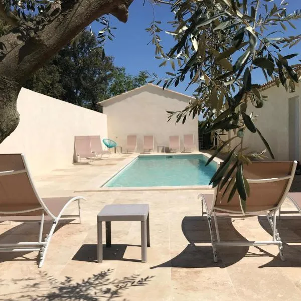 Les Mazets et Spa D'Uzes – hotel w mieście Arpaillargues-et-Aureillac