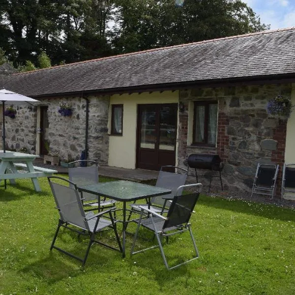 Cae Berllan Cottages, hotel en Groeslon