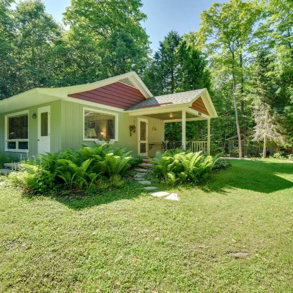 Cherry Cottage - Walk to Peninsula State Park!, hotel in Ephraim