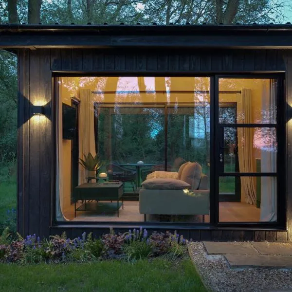 The Woods - Luxury cabin in a woodland setting, hotel in Hatfield Broad Oak