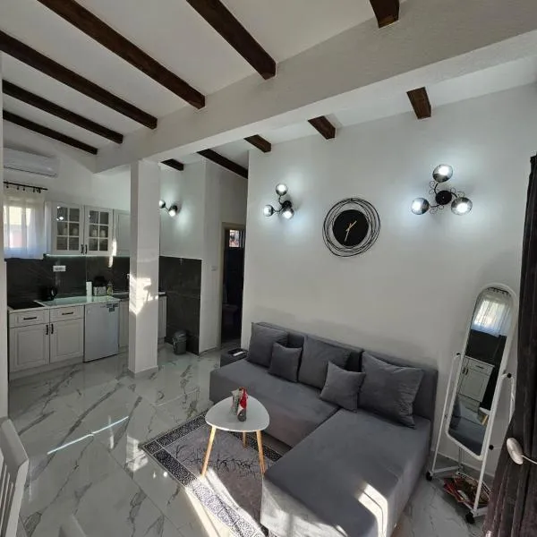 One-bedroom apartment, 5 min from the Airport Tivat, hotell i Mrčevac