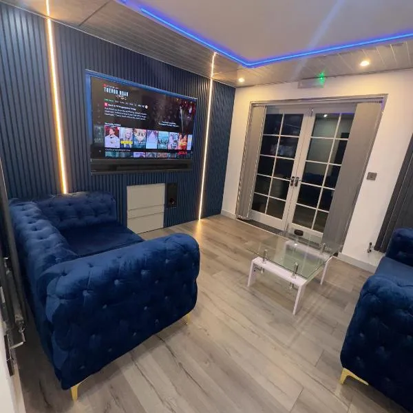Luxxe House with Hot tub and Pool table, hotel in Uxbridge