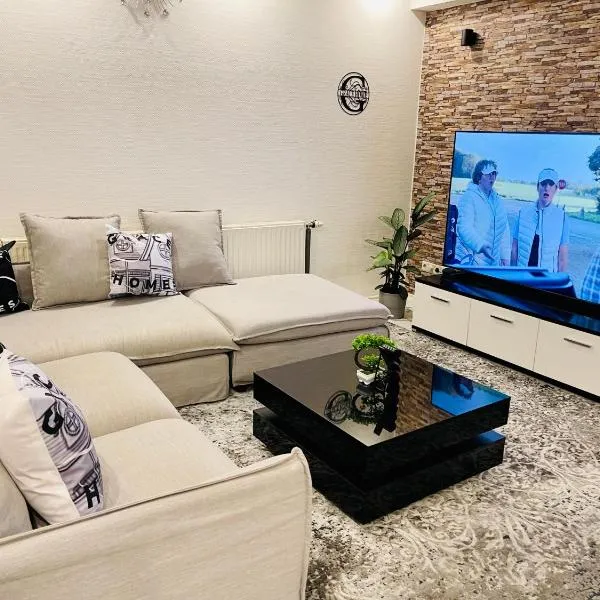 GraceHomes - 6 Zimmer Wohnung with parking - Up to 10 guests - Large group & family welcome، فندق في Jettingen