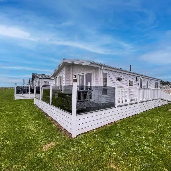 Stunning Lodge With Full Sea Views And Decking At Broadland Sands Ref 20076Cf, hotel v destinaci Hopton on Sea