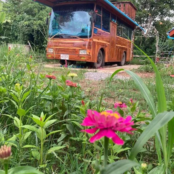 Bus Resort, hotel in Amphoe Phrao