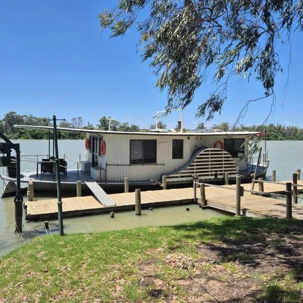 Paddle Wheeler Lilian - Permanently Moored, hotel in Mannum