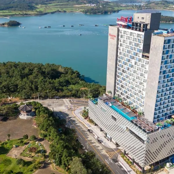 Ramada Plaza by Wyndham Dolsan Yeosu, hotel v destinaci Josu