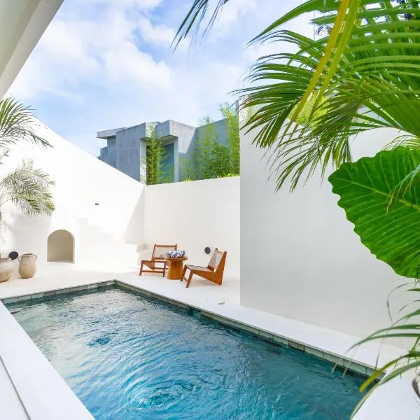 Tropical Chic Villa with Pool and Rooftop Canggu Area โรงแรมในTumbak Bayuh