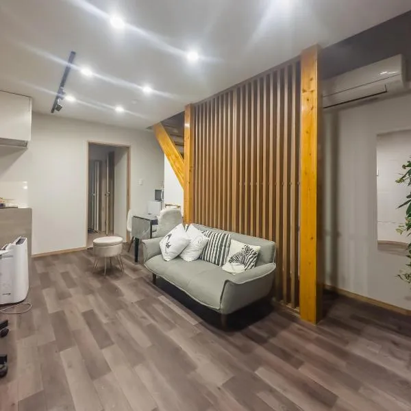 和居 森 おしゃれな木の温もりを感じるお部屋で大阪を大満喫できる宿, Hotel in Osaka