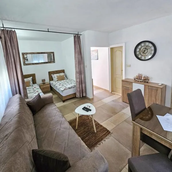 Tivat studio apartment 5 min from airport Tivat, hotell i Mrčevac