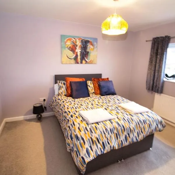 3 Bed Semi - Refurbished High Standard - Off Street Parking - Large Garden - Dog Friendly - Fast Wifi, hotel in Rawmarsh