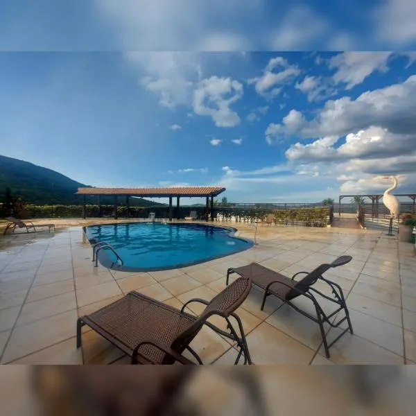 Casa duplex em condomínio de alto padrão , localizado em escarpas do lago Capitólio MG, hotel in Capitólio