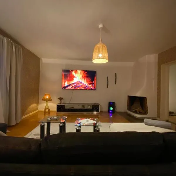 6 rum lägenhet 90kvm parkettgolv balkong öppen spis hög takhöjd: Ljungaverk şehrinde bir otel