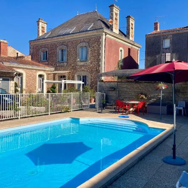 La Villa des Roses Gîte Chambres d'hôtes Piscine chauffée, hotel v destinácii Lucon
