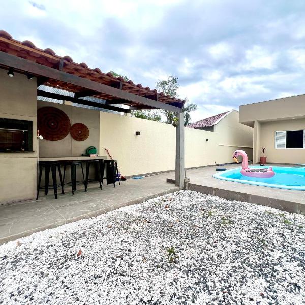 Casa com piscina , ar condicionado e churrasqueira no balneário Eliana