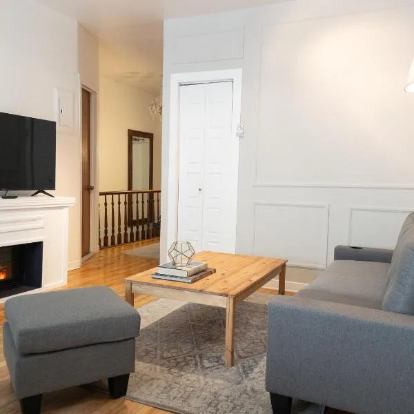 Heart of MTR for Memorable Experience 7minMetro 2 backyard Fully Equipped, hotel v Montrealu