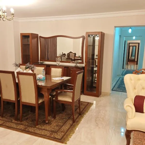 Luxurious 3 room hotel apartment just steps away from North 90th Street offering a perfect blend of comfort and convenience Ideal for families, hotel in Cairo