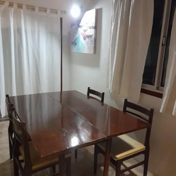 Departamento 3 ambientes, para 4 personas, barrio tranquilo a una cuadra del bosque, hotel in Pinamar