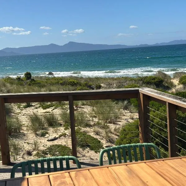 IdleWild - Secluded Absolute Beachfront Escape, hotel in Dolphin Sands