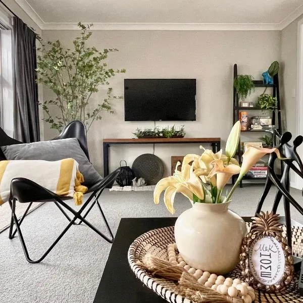 M&K Home with central air condition, 4 bedrooms, by Chartwell Shopping Centre, hotel in Hamilton
