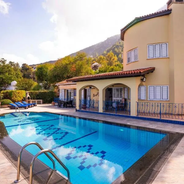 Villa Jewel with Private Pool and Sea View, hotelli kohteessa Lapithos