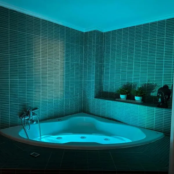 Luxury StudioArchit 7 & jacuzzi suite, hotel v destinaci Patra