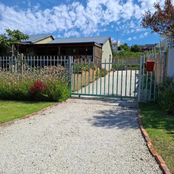 Petite Cottage Plett, hotel in Plettenberg Bay