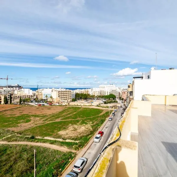 Peaceful Penthouse 3 bed with views - by HostMT, Hotel in St Paul's Bay