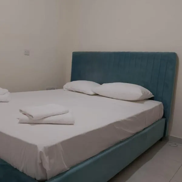 Two bedroom holidays apartment, walking distance to the beach and Harbour, hôtel à Paphos