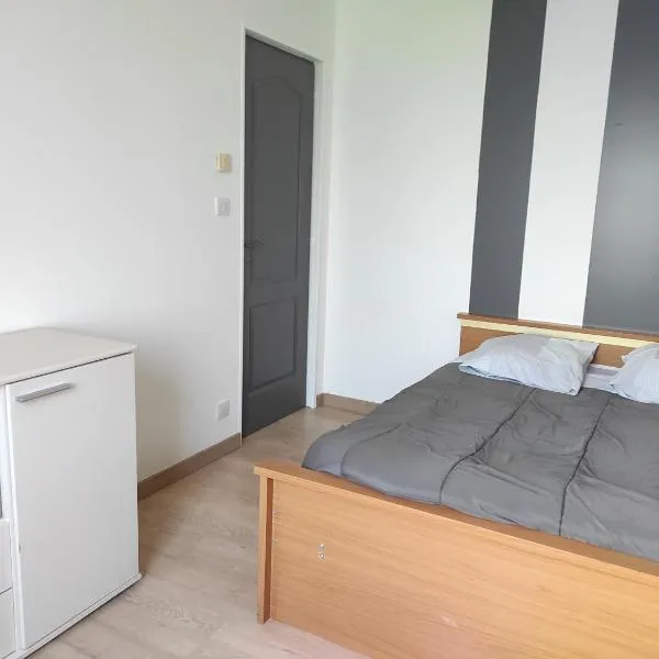Studio climatisé, 30 min parc célèbre, sentiers pédestres, pistes cyclables, à 1h des plages, hotel in Cheffois