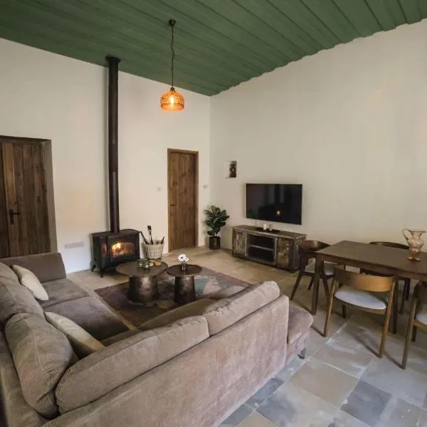 Eftychia's House, hotel v destinaci Lofou